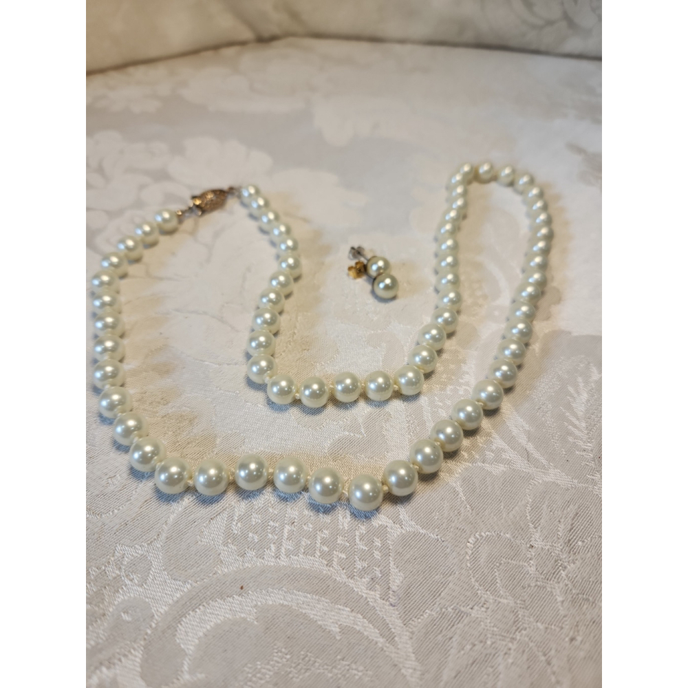 Pearl necklace and earrings set, 24", hand-knotted